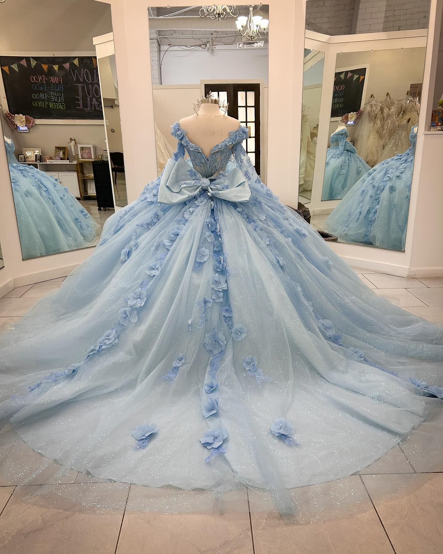 Robe de bal de quinceañera bleu ciel glamour, ornée d'appliqués floraux et de tulle scintillant, épaules dénudées, manches longues, coupe trapèze, DP7163