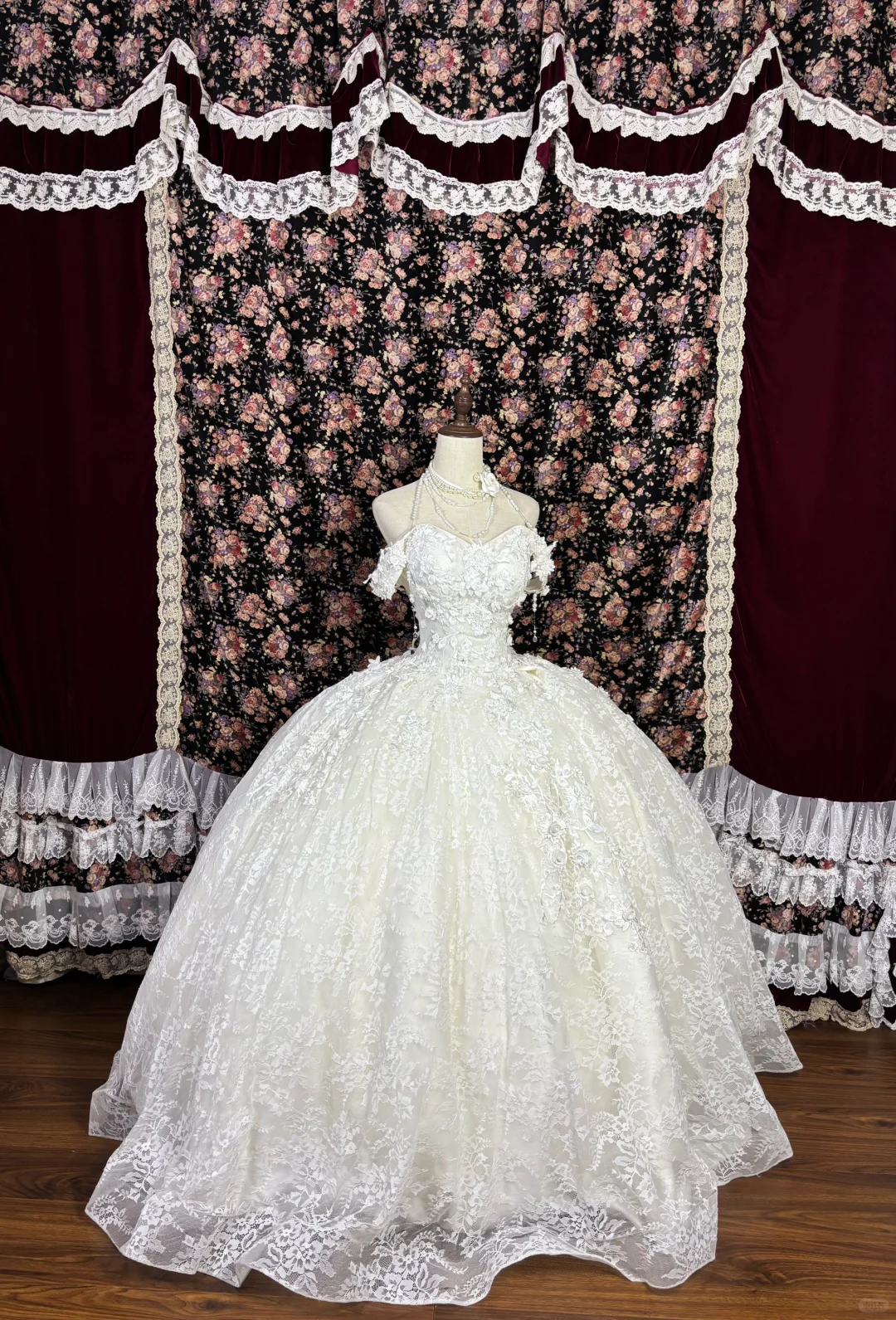 Robe de mariée vintage à broderies florales, coupe trapèze, épaules dénudées DP7067