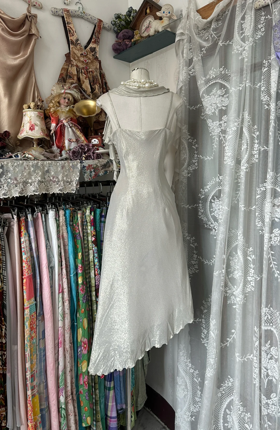 Vintage Silbernes A-Linien-Abendkleid mit unregelmäßigem Saum und Spaghettiträgern DP6205