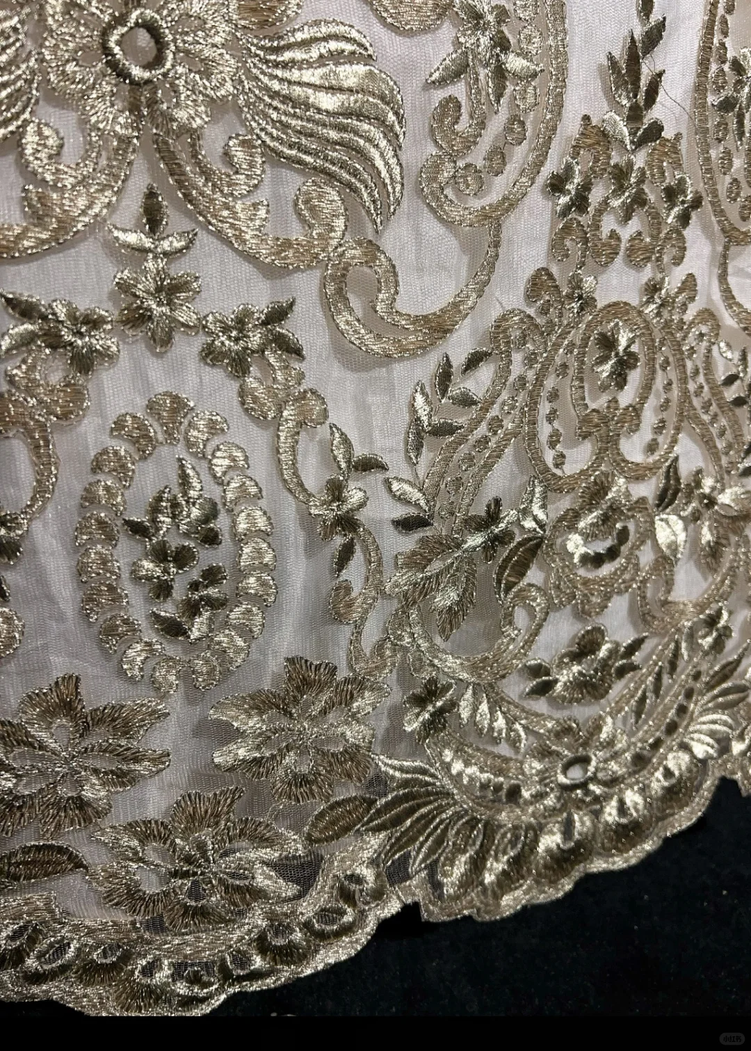 Robe de bal somptueuse brodée d'or, décolleté en V profond, ornée de perles, coupe trapèze, robe de quinceañera DP7107