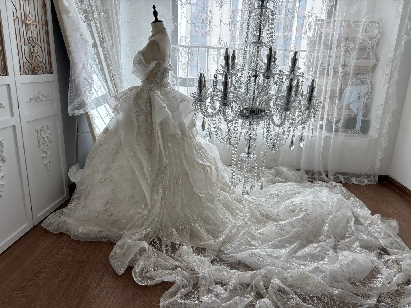 Luxury Off-the-Shoulder Sweetheart Ball Gown Wedding Dress Glitter Tulle Beaded Lace Tiered Bridal Gown with Train DP8136