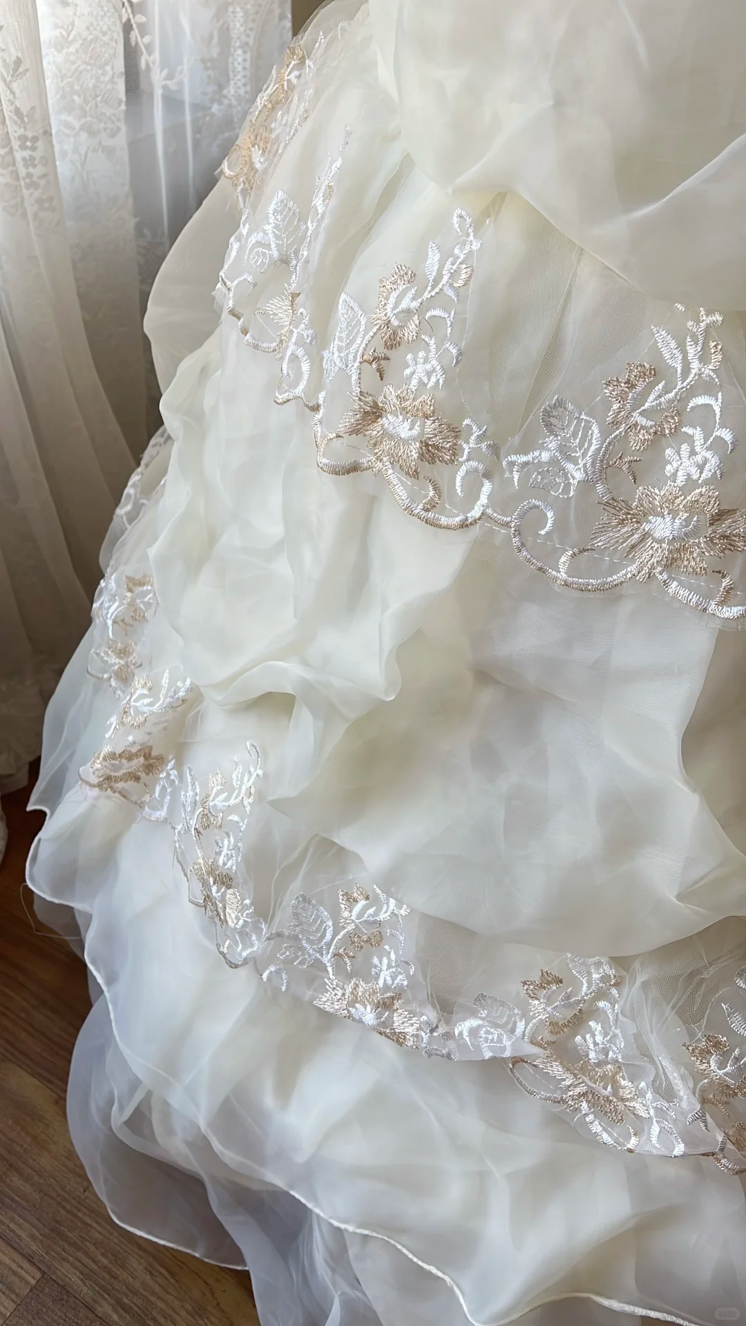 Vintage-Inspired Ivory Tiered Tulle Sweetheart Strapless Bow Accent Embroidery Princess-Style Wedding Dress DP7302