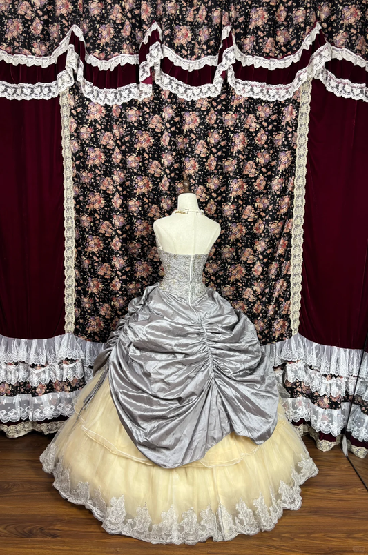 Retro Silbernes trägerloses A-Linien-Satin-Quinceanera-Kleid mit Pailletten für den 16. Geburtstag, Ballkleid, DP5923