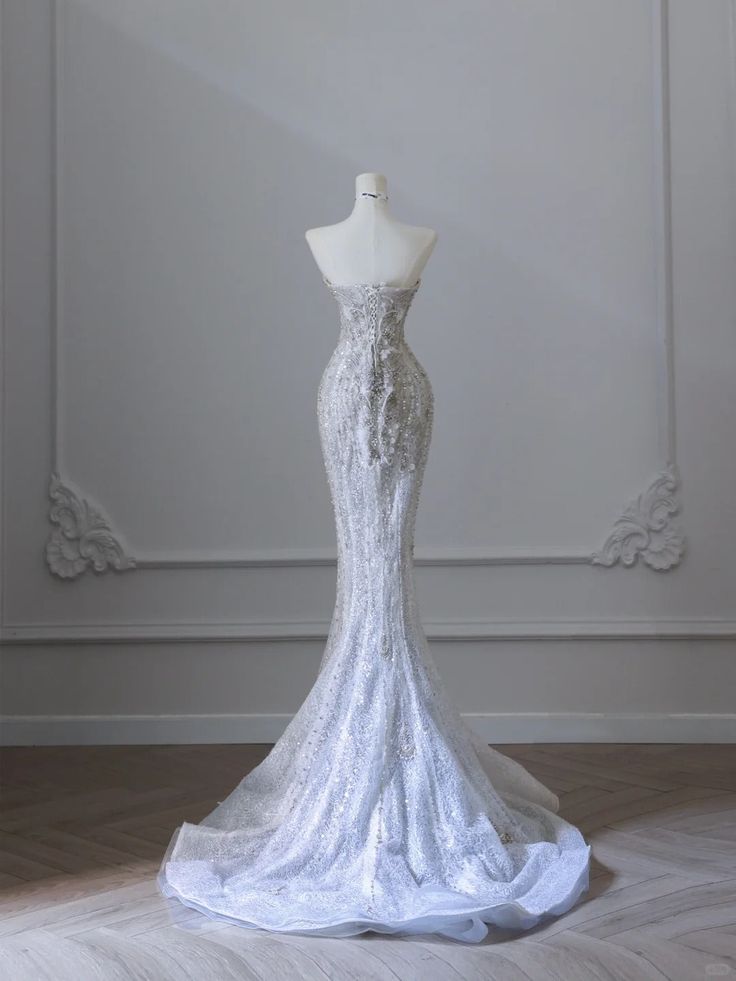 Elegantes, glitzerndes, perlenbesetztes Brautkleid im Meerjungfrauenstil mit Spaghettiträgern DP7031