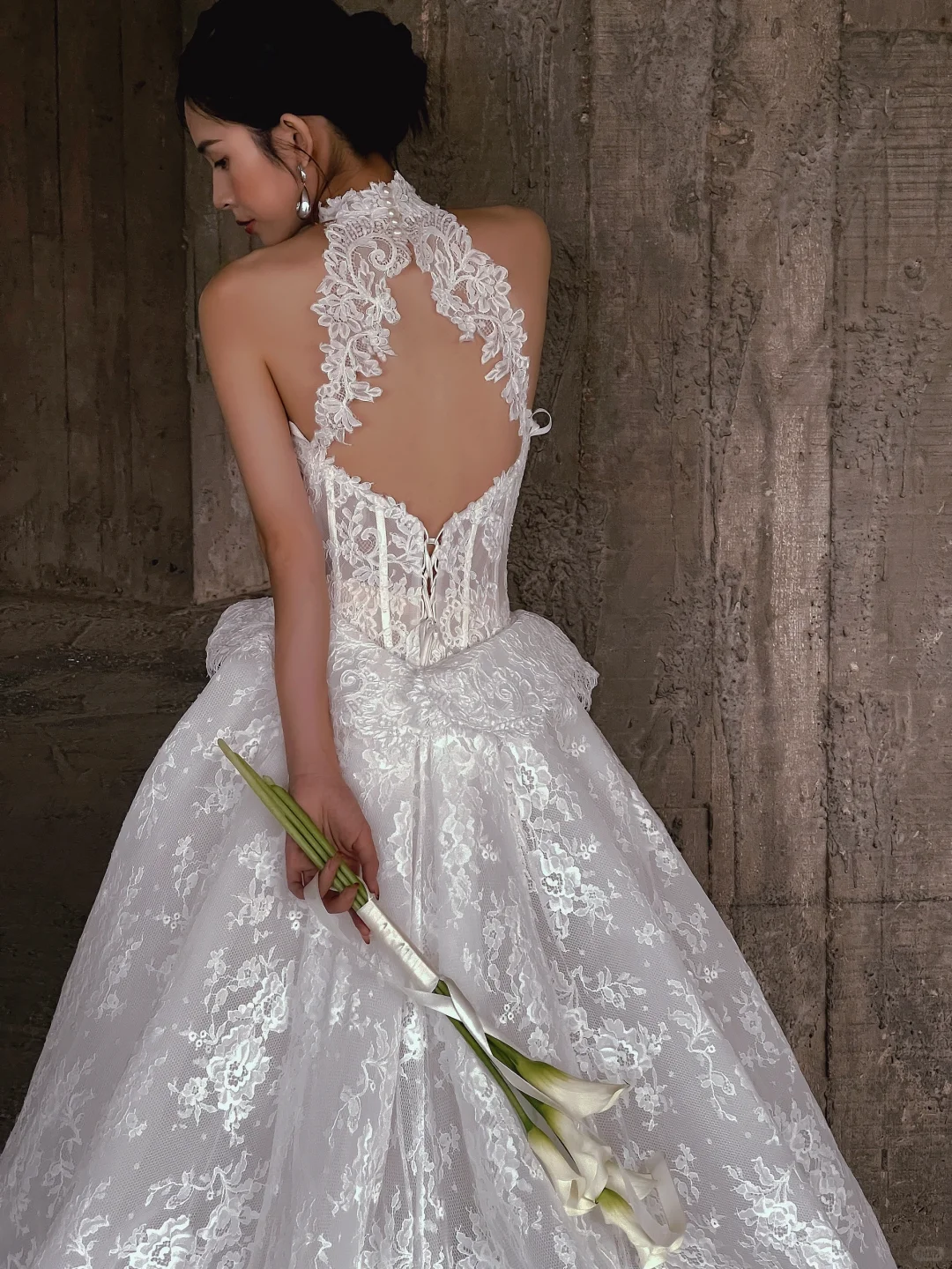 Robe de mariée glamour en dentelle ornée d'appliqués floraux, coupe trapèze, col montant, DP7120