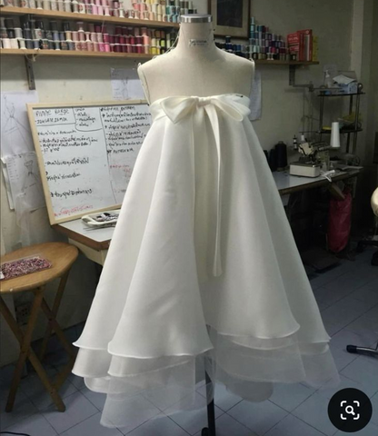 Ravissante robe bustier en mousseline blanche de coupe trapèze, idéale pour un anniversaire ou une soirée de retrouvailles (DP3534)