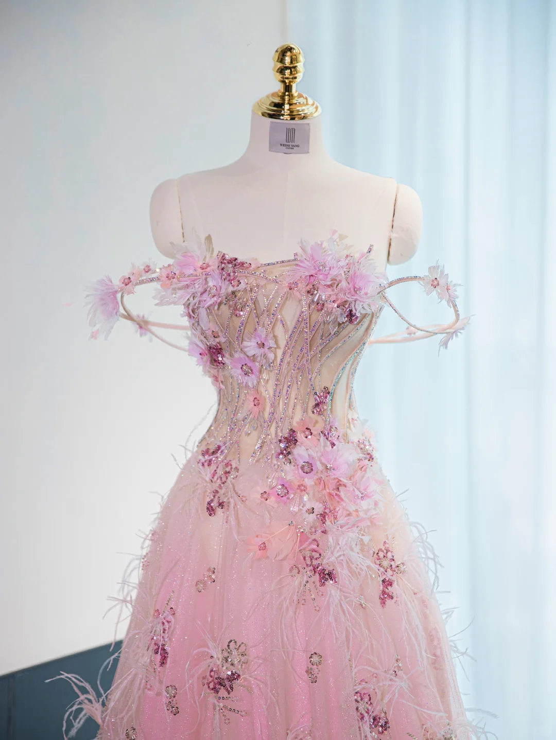 Robe de soirée rose somptueuse à épaules dénudées, ornée de sequins, de plumes d'autruche et de fleurs en 3D (DP7435)