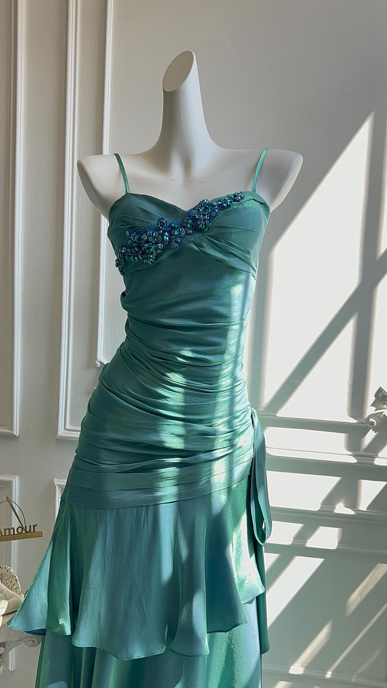 Türkisblaues Vintage Chiffon-Ballkleid mit Rüschen, Stufenrock und Spaghettiträgern im Meerjungfrauen-Stil DP8400