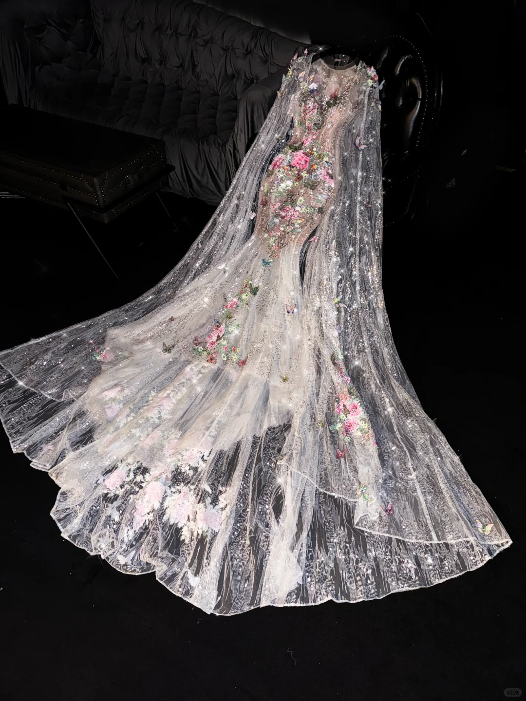 Elegantes Meerjungfrauen-Abendkleid aus Tüll mit 3D-Blumen- und Schmetterlingsmuster, funkelnden Pailletten und DP7313