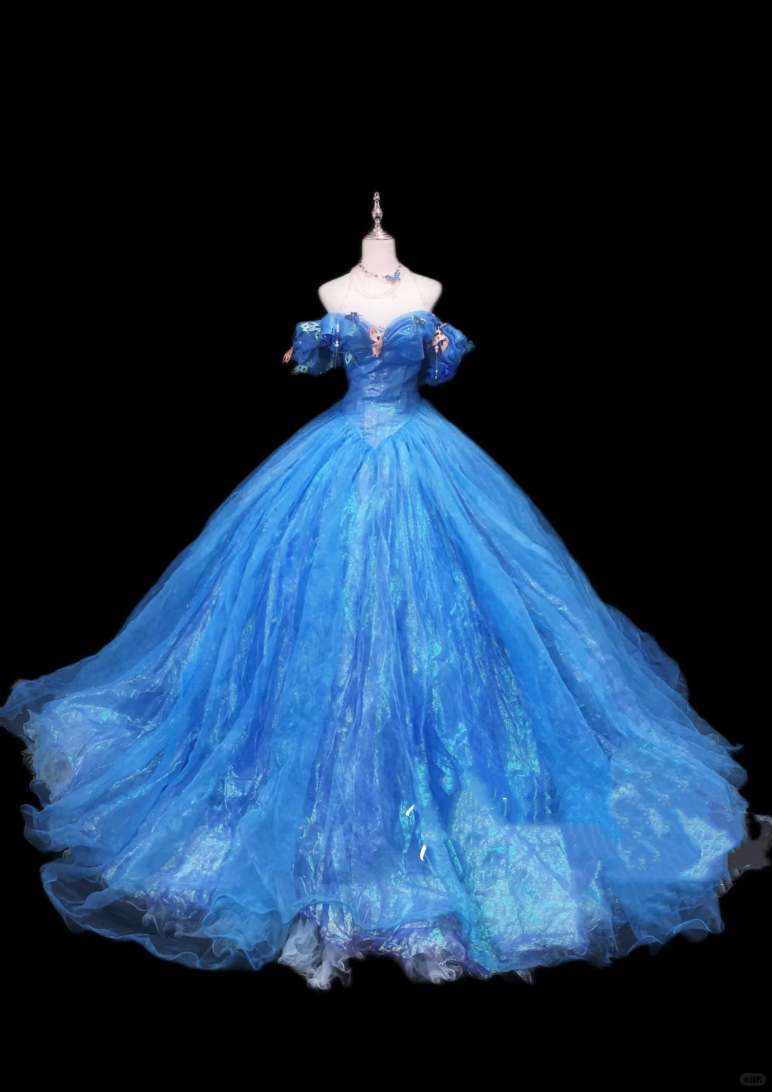 Robe de bal élégante bleu ciel à épaules dénudées et décolleté en cœur ornée d'appliqués papillons, idéale pour les 15 ans (Quinceañera) DP7938