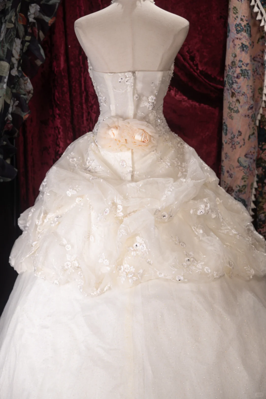 Vintage Halter-Neck Lace 3D Floral Appliques Ball Gown DP8340