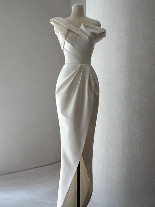 Elegantes, asymmetrisches Brautkleid aus Satin mit Drapierung, schulterfrei und Seitenschlitz, Modell DP7051