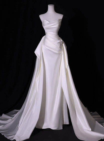 Elegantes trägerloses A-Linien-Brautkleid aus Satin mit Drapierung DP7046