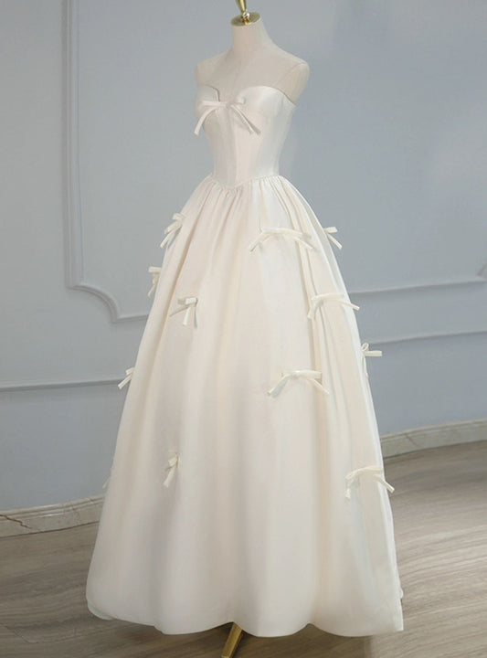 Elegantes trägerloses Brautkleid aus Satin in A-Linie mit Schleifenapplikationen und Herzausschnitt, Modell DP7050