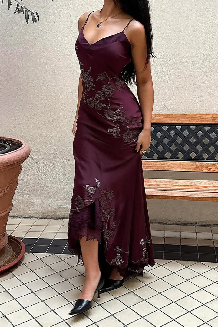 Robe de bal sirène glamour en satin bordeaux à fines bretelles et broderies de dentelle DP7910