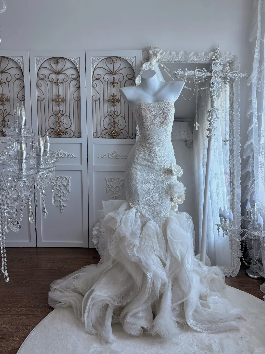 Gorgeous Strapless Lace Mermaid Wedding Dress Ruffled Tulle Floral Applique Bridal Gown DP8295