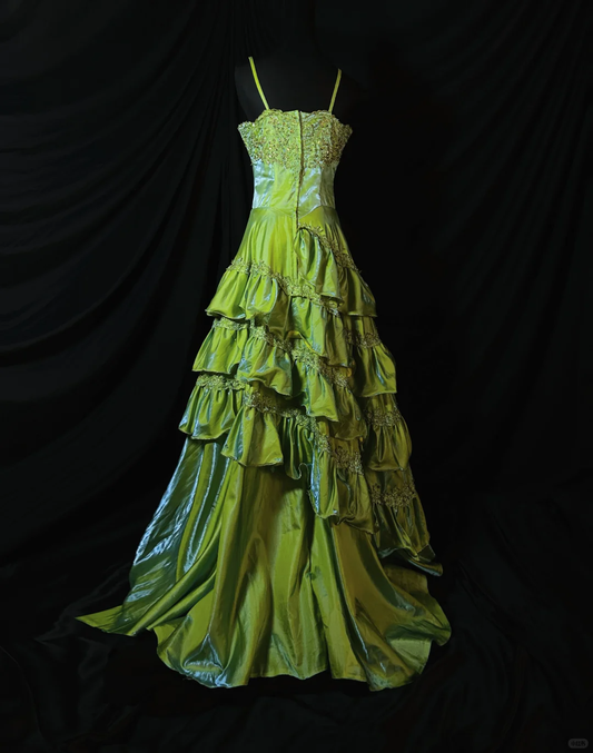Wunderschönes grünes A-Linien-Ballkleid mit Perlenapplikationen, Spaghettiträgern, Satinrüschen, DP6346