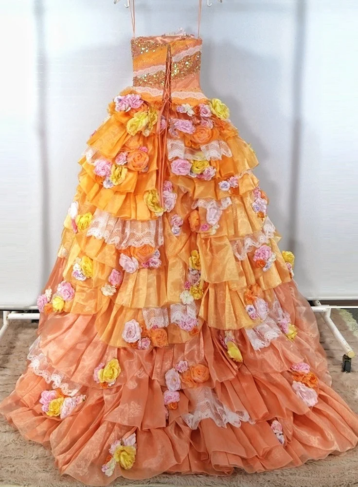 Glamouröses, trägerloses, dreidimensionales, florales A-Linien-Abendkleid mit Rüschen und Stufenbesatz sowie Perlenstickerei DP7554