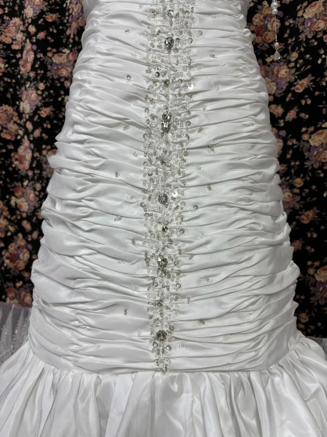 Robe de mariée vintage en satin blanc perlé, décolleté cœur, coupe sirène, DP7102
