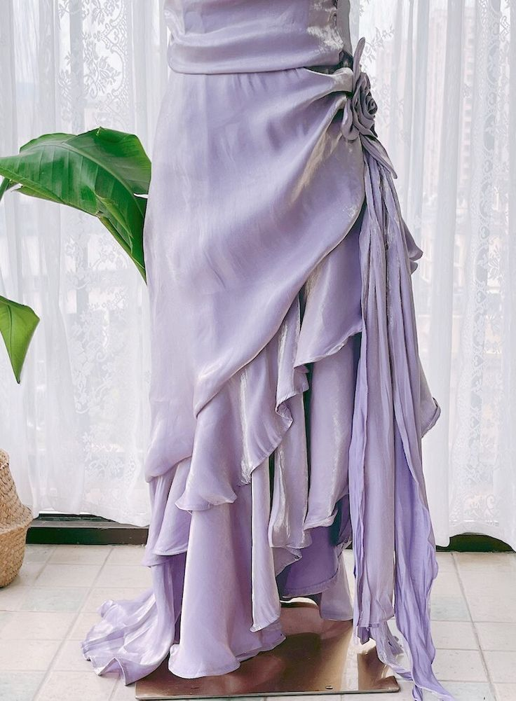 Vintage-Maxikleid aus lila Chiffon mit Spaghettiträgern und Rüschenblumenmuster, DP7578