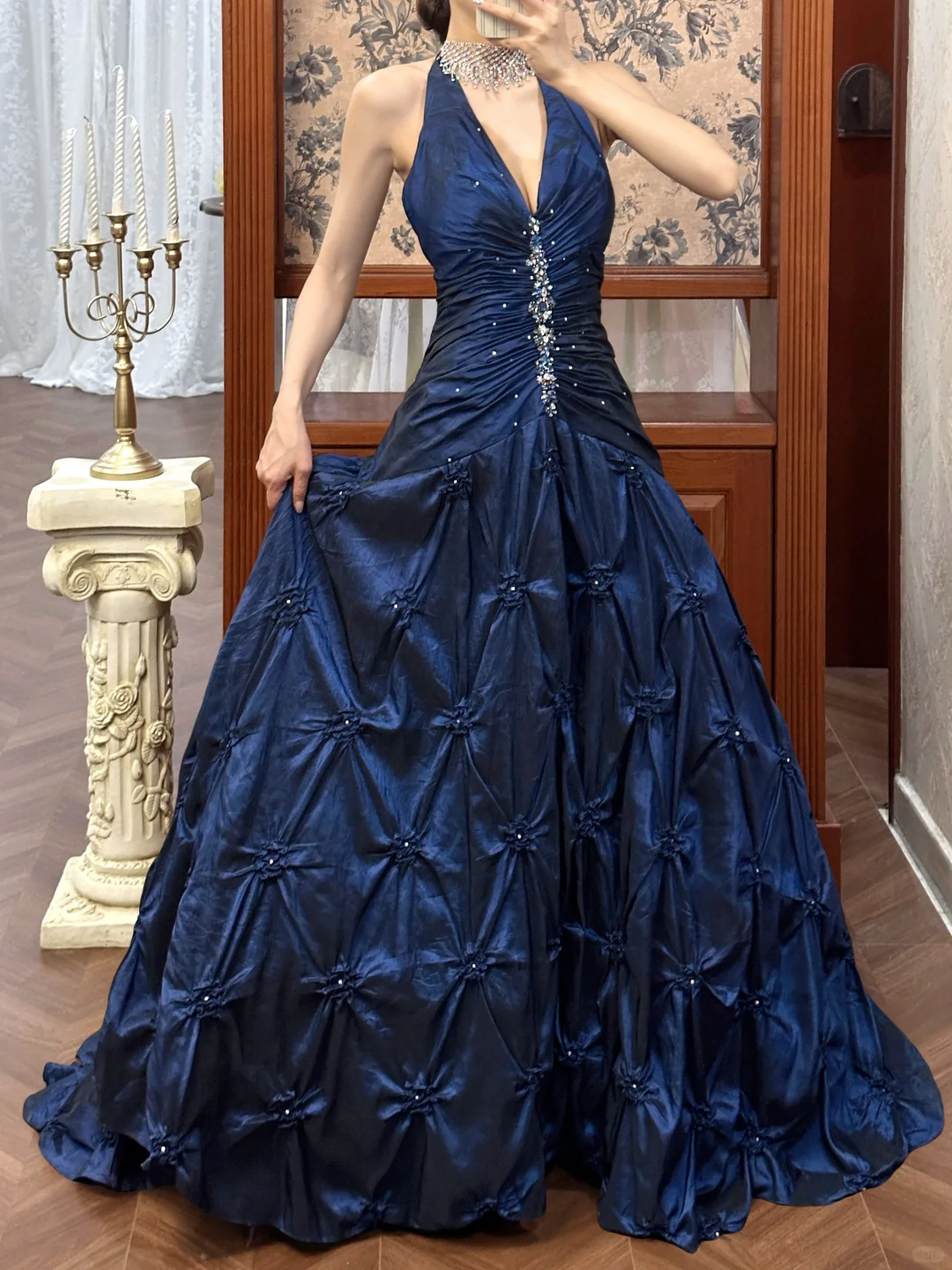 Traumhaftes marineblaues, gerafftes, perlenbesetztes Neckholder-Ballkleid für Sweet 16 Quinceañera DP7952