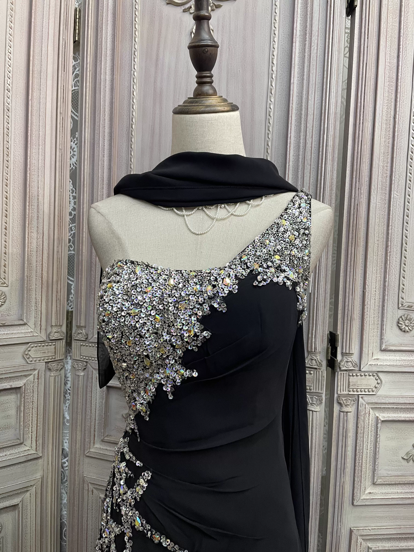 Vintage schwarzes, einseitig schulterfreies Satin-Abendkleid mit Perlenbesatz und Schleppe, formelles Ballkleid DP7598