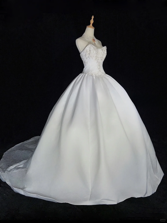 Robe de mariée vintage blanche à décolleté cœur, broderie de perles, en satin DP7111