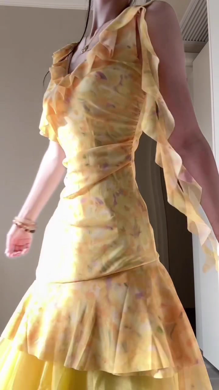 Vintage gelbes, ärmelloses Maxikleid mit Rüschen und Blumenmuster aus Chiffon, Abiballkleid DP7571