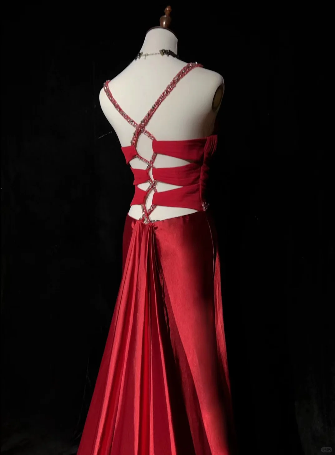 Robe de bal glamour rouge en satin ornée de perles, fourreau, décolleté plongeant, DP7105