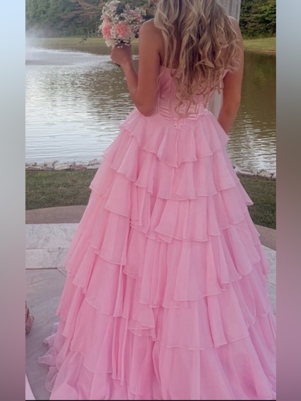 Elegantes pinkfarbenes, trägerloses Tüllkleid mit Perlen, Schleife, Korsett-Oberteil, gestuften Rüschen, hohem Schlitz für Sweet 15/Quinceanera, Ballkleid DP8370