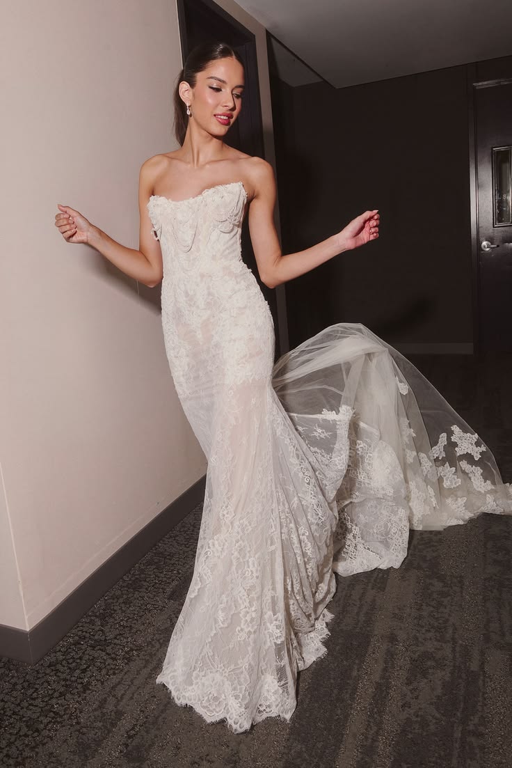 Glamouröses trägerloses Meerjungfrauen-Brautkleid mit Kathedralschleppe aus Spitze DP8422