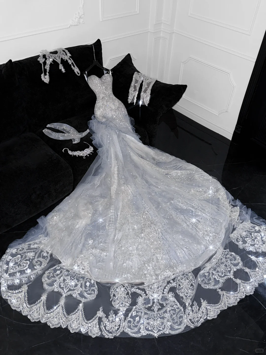 Elegantes, bodenlanges Brautkleid im Meerjungfrau-Stil mit herzförmigem Ausschnitt, Spitze und Tüll mit Perlenapplikationen, DP6173