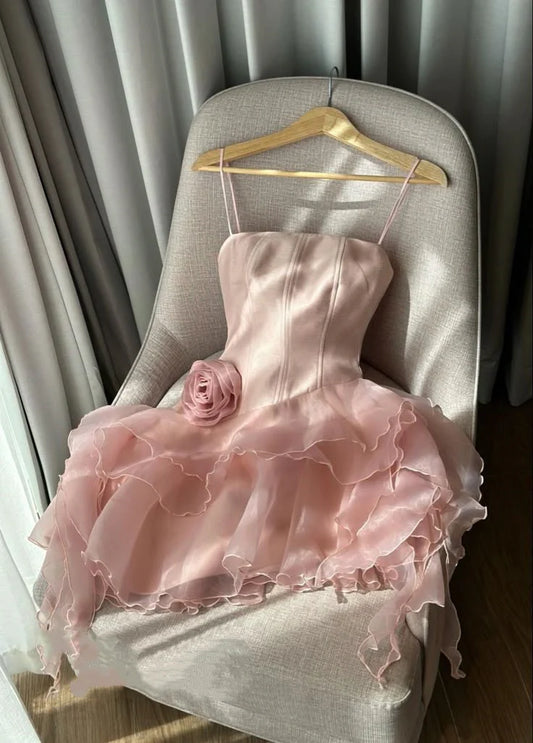 Süßes rosa Spaghettiträger-A-Linien-Kleid aus Chiffon-Satin mit 3D-Blumenrüschen-Design und Homecoming-Kleid DP6091