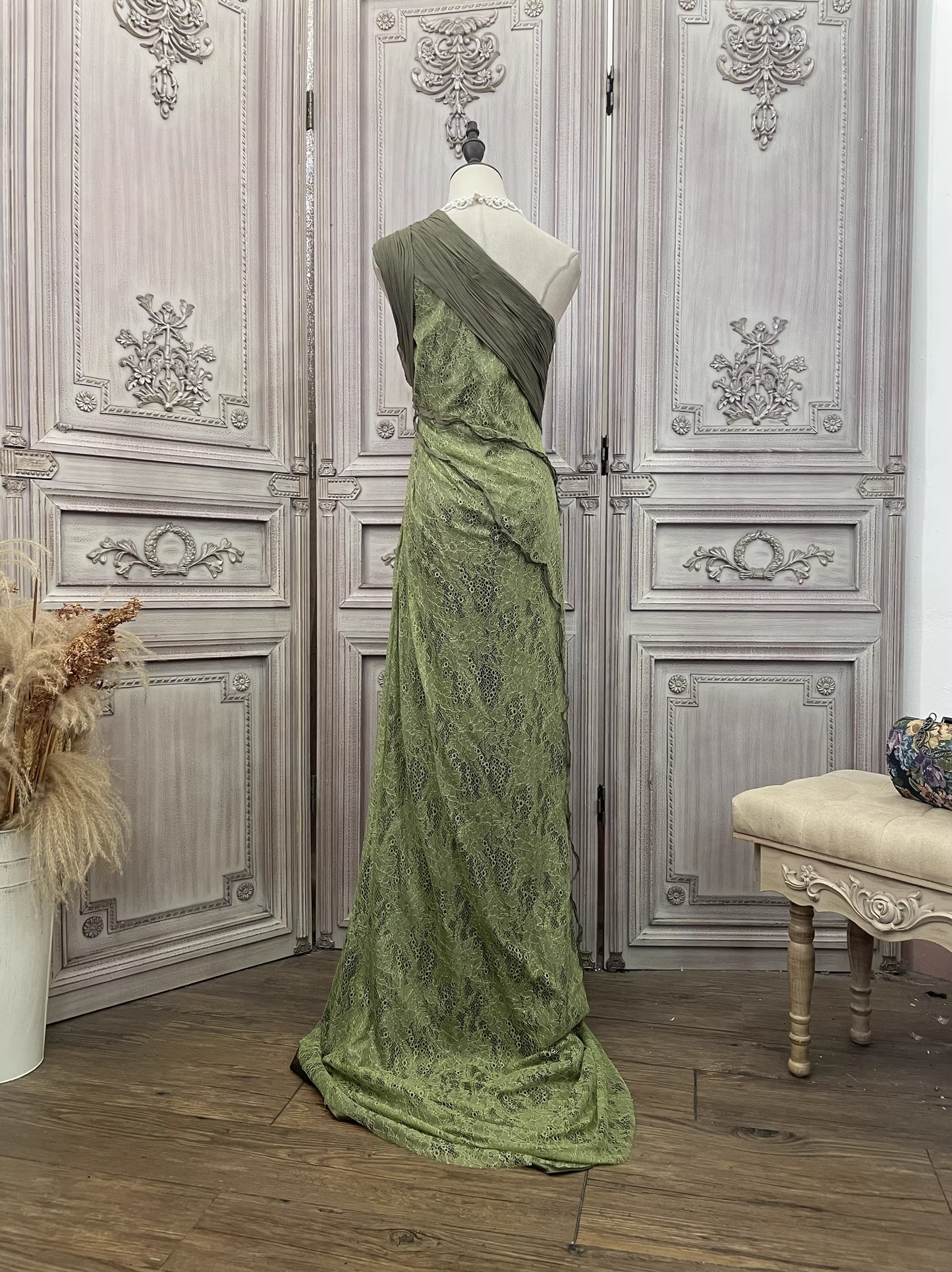 Vintage olivgrünes, einseitig schulterfreies Etuikleid aus Spitze mit gerafftem Oberteil und Schleppe, formelles Ballkleid DP7597