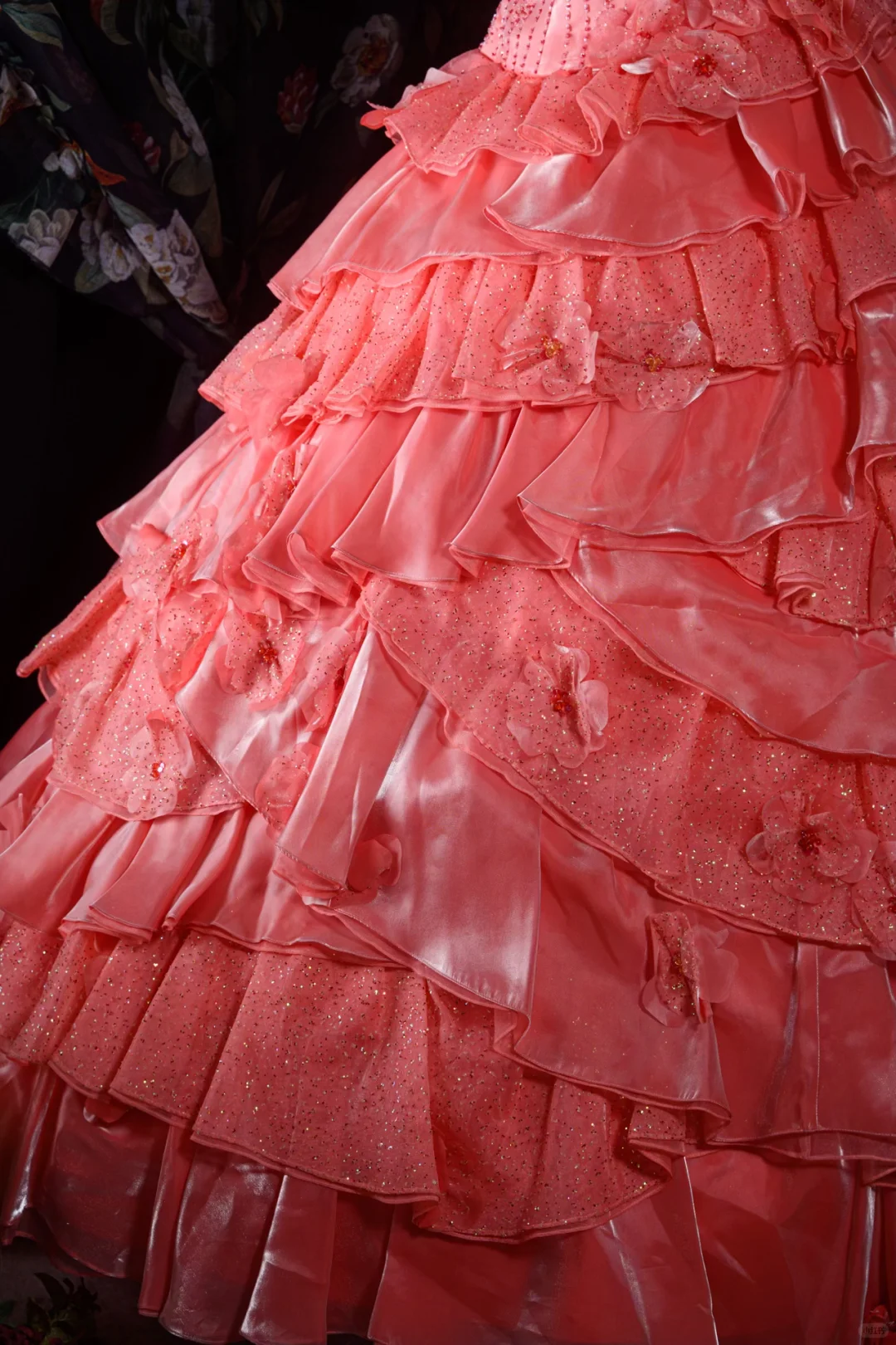 Magnifique robe de bal corail sans bretelles à volants superposés et fleurs 3D pour Sweet 15 ou Quinceañera DP7403
