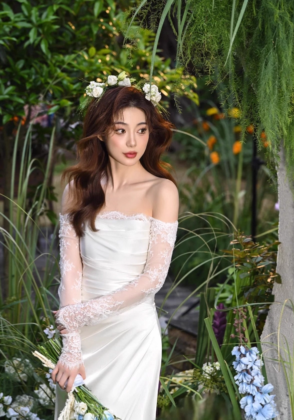 Robe de mariée élégante en satin blanc, épaules dénudées, coupe fourreau, manches en dentelle, DP7202