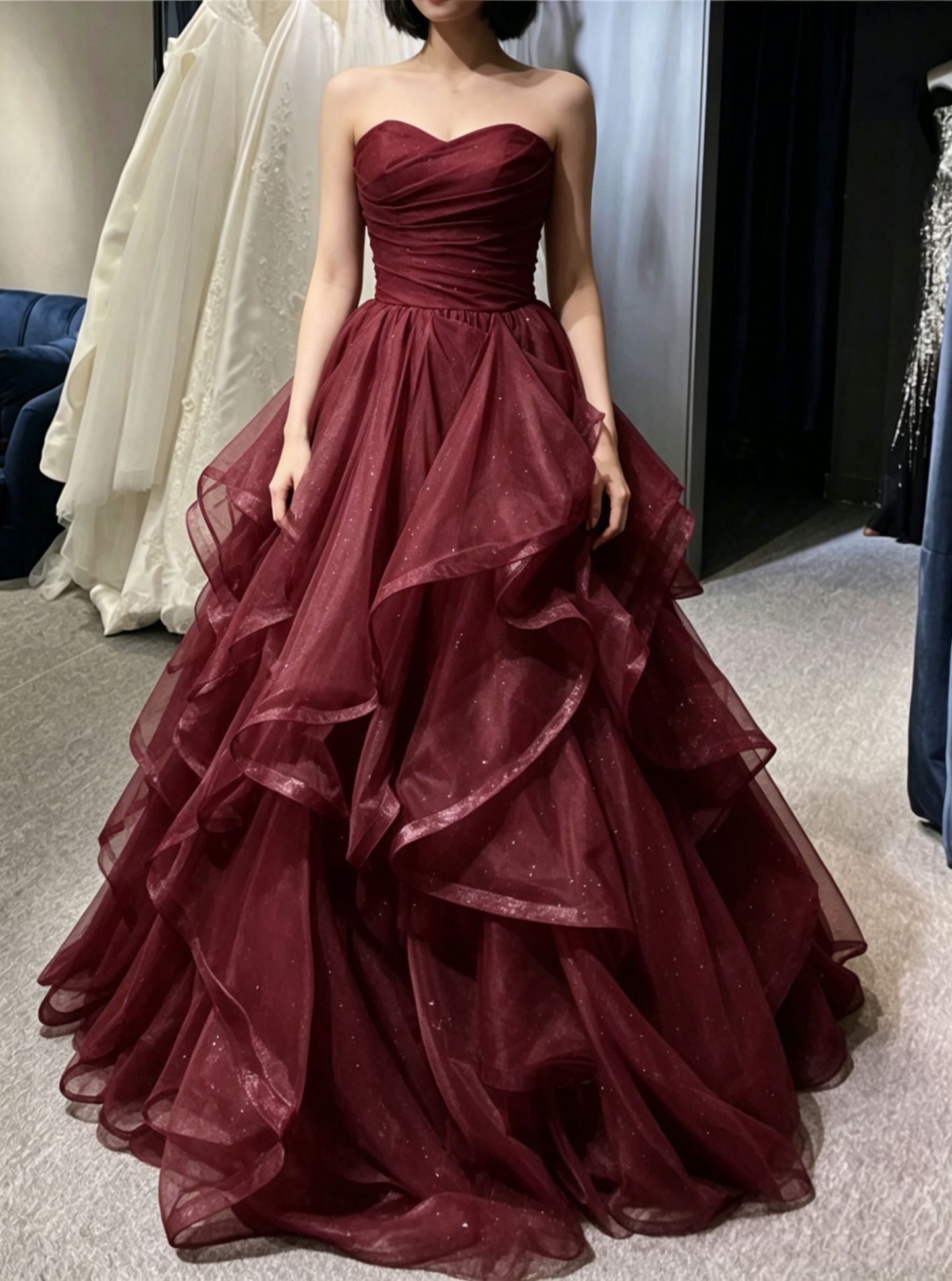 Elegantes weinrotes, trägerloses Sweetheart-Glitzer-Tüll-Ballkleid mit Rüschen und mehreren Lagen für Sweet 16/Quinceañera DP8364