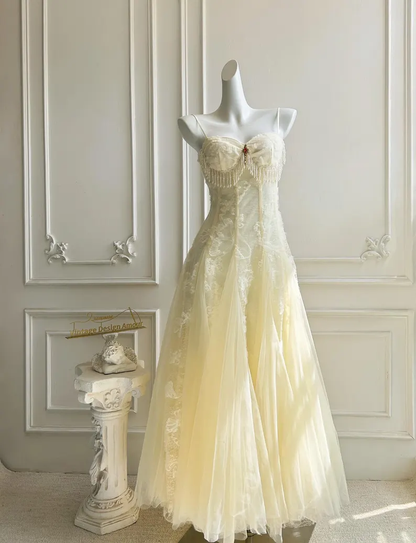 Vintage elfenbeinfarbenes, trägerloses A-Linien-Tüll-Ballkleid mit Perlen DP8404