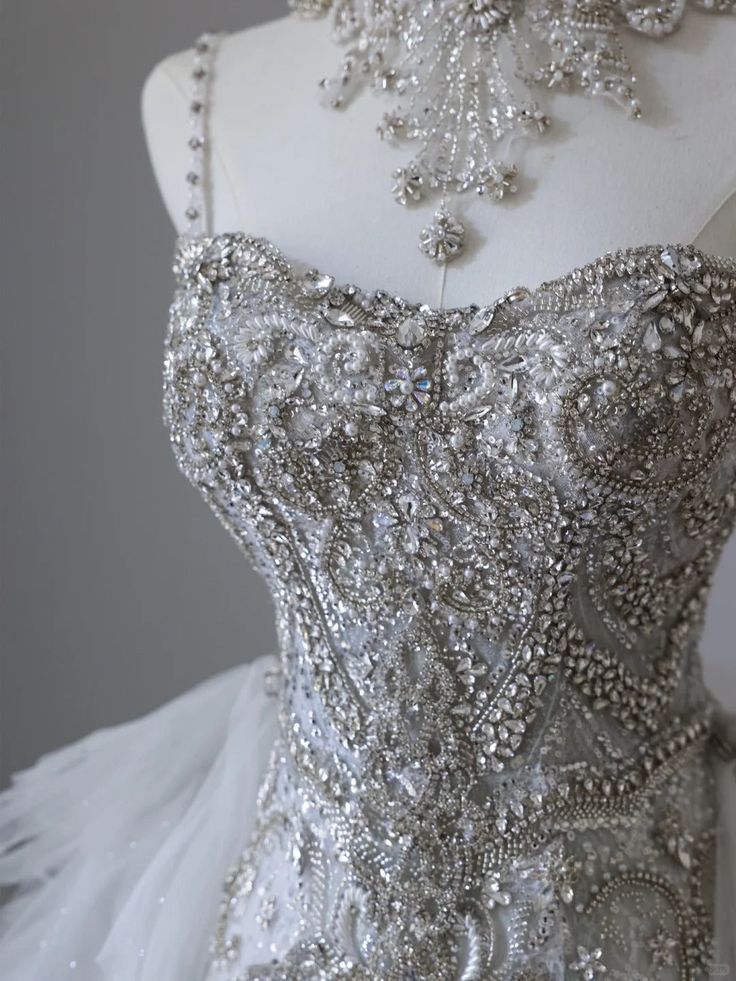 Elegantes, glitzerndes, perlenbesetztes Brautkleid im Meerjungfrauenstil mit Spaghettiträgern DP7031