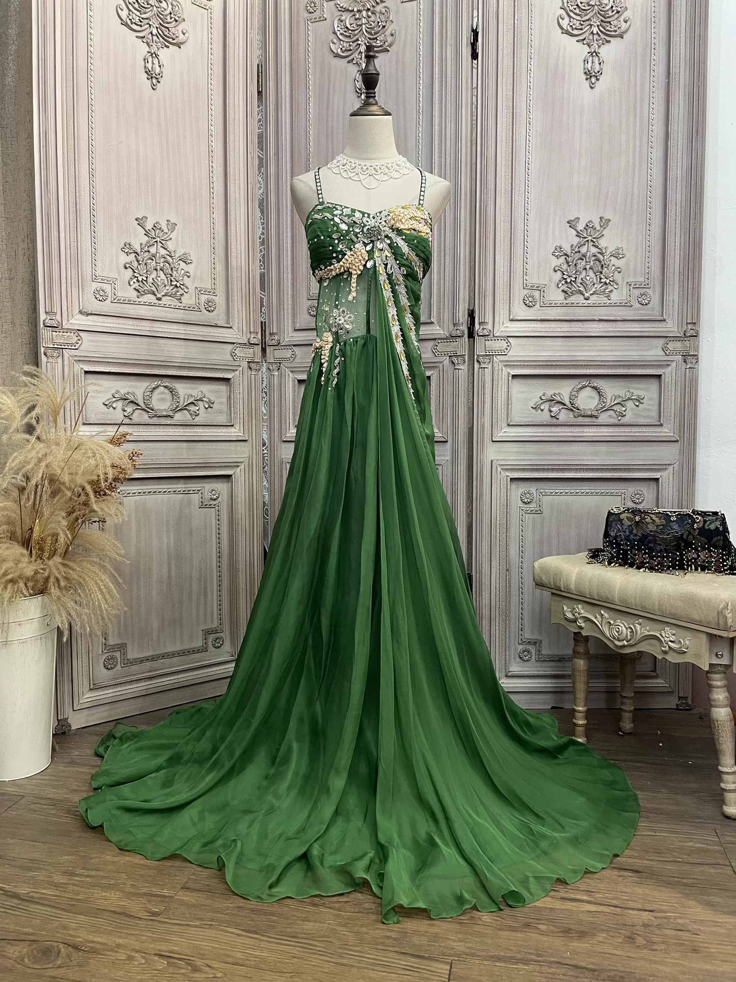 Vintage smaragdgrünes trägerloses Chiffon-Abendkleid in A-Linie mit Perlenbesatz und Schleppe, formelles Ballkleid DP7601