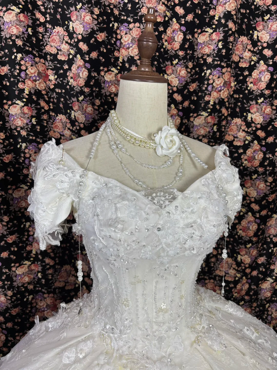 Robe de mariée vintage en dentelle, épaules dénudées, coupe trapèze, broderies florales, DP7063