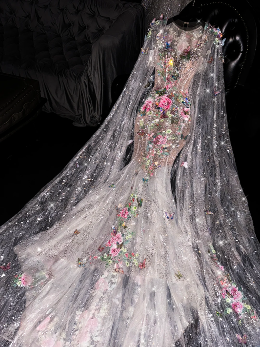 Elegantes Meerjungfrauen-Abendkleid aus Tüll mit 3D-Blumen- und Schmetterlingsmuster, funkelnden Pailletten und DP7313