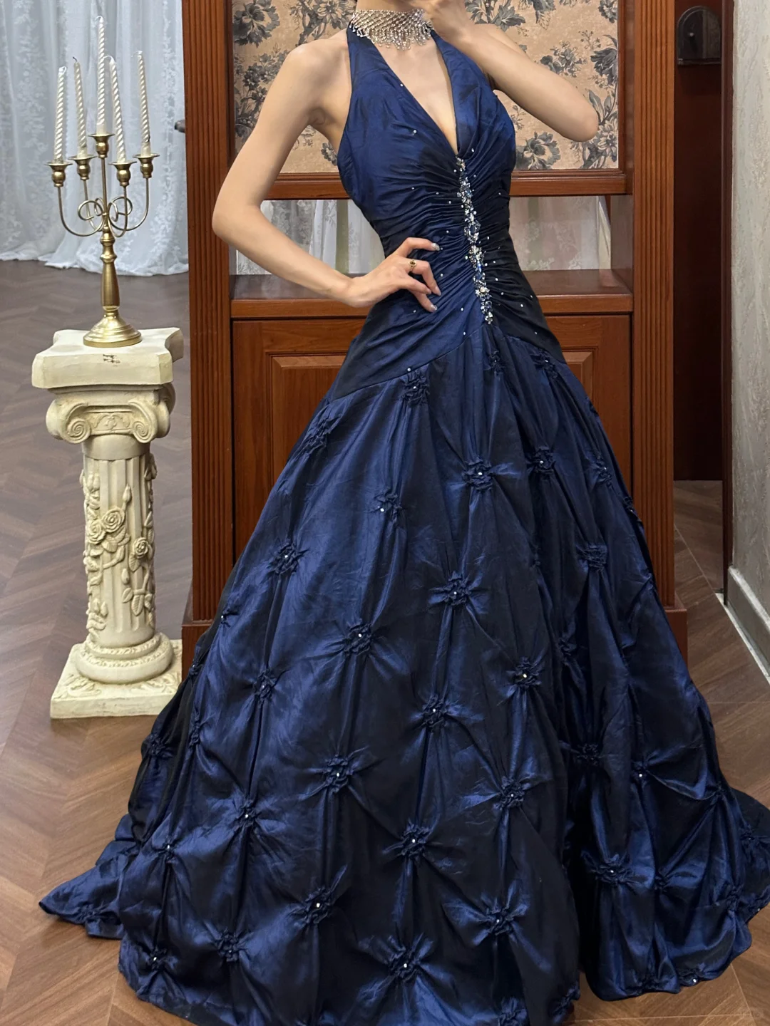Traumhaftes marineblaues, gerafftes, perlenbesetztes Neckholder-Ballkleid für Sweet 16 Quinceañera DP7952