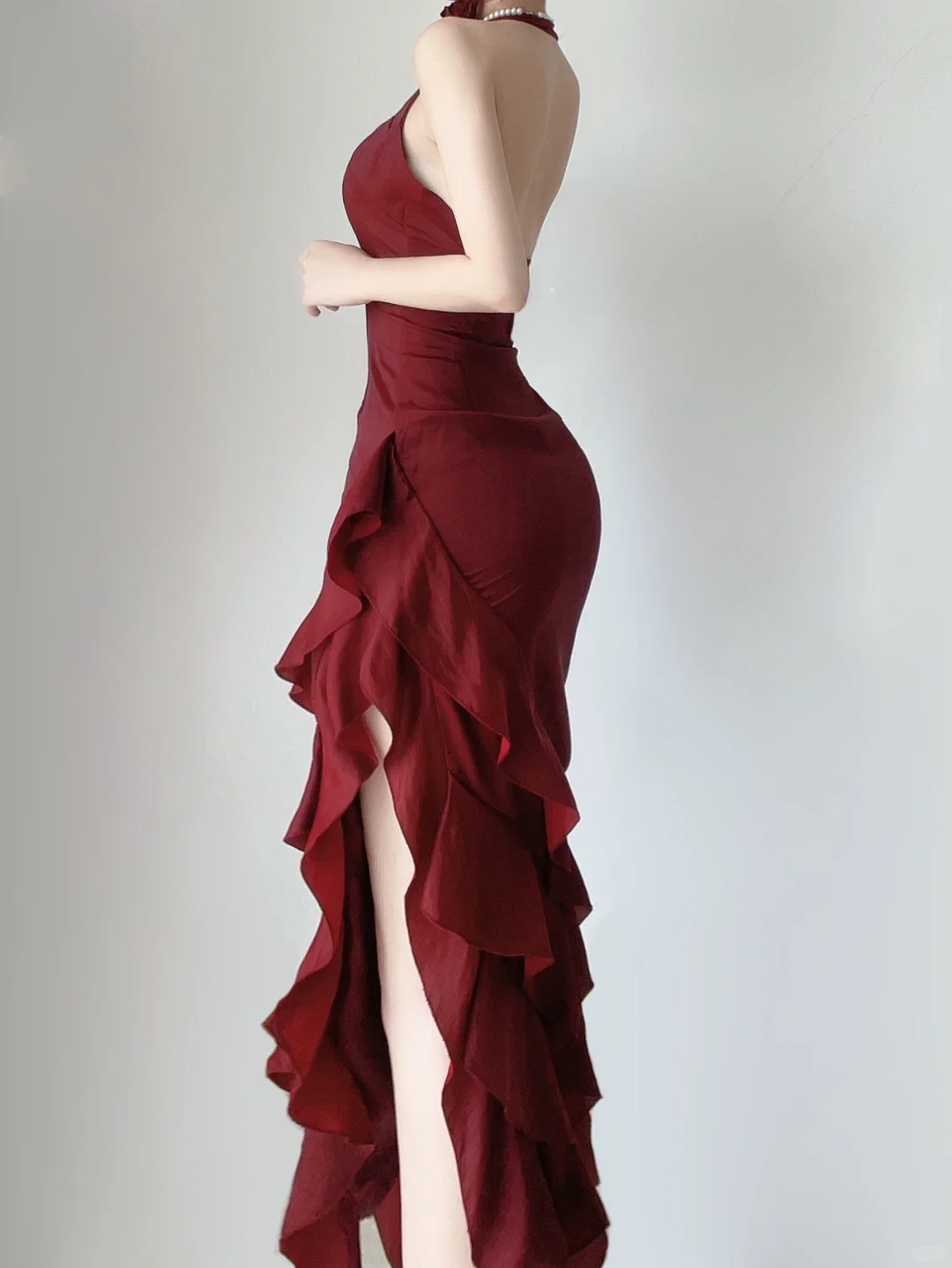 Sexy Burgunderrot Neckholder Meerjungfrau Rüschen Langes Abendkleid Geburtstags-Outfits, DP5387
