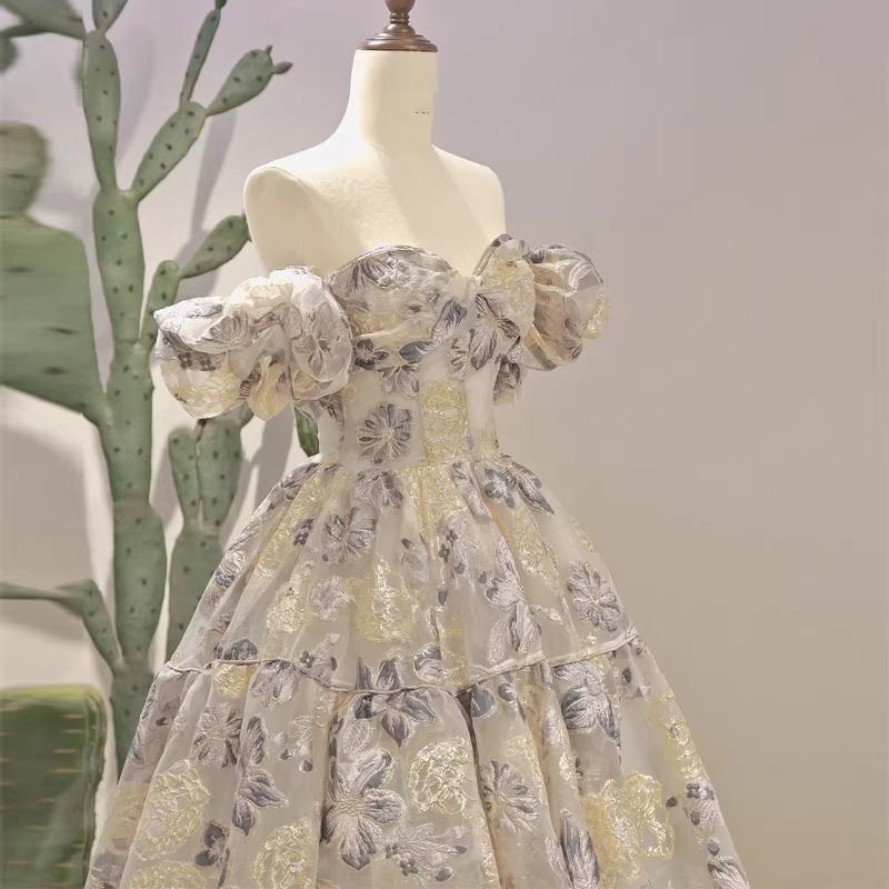 Elegantes, geblümtes Ballkleid mit Herzausschnitt, schulterfrei und Rüschenärmeln für Sweet 16 Quinceañera DP7728