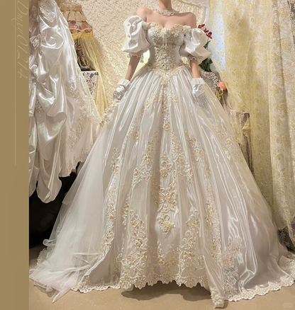 Robe de mariée vintage DP7255, broderies dorées et dentelle complexe, épaules dénudées, manches bouffantes