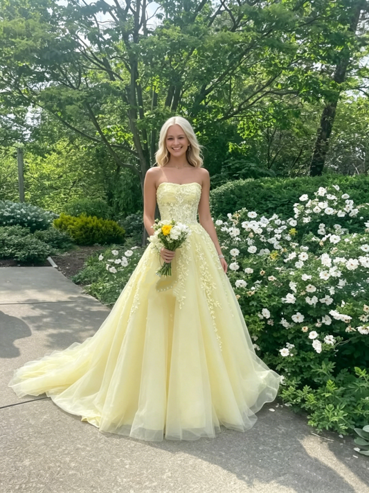 Elegantes trägerloses gelbes Tüll-Ballkleid mit Spitzenapplikationen und Schleppe Sweet 16 Quinceanera Ballkleid DP8268