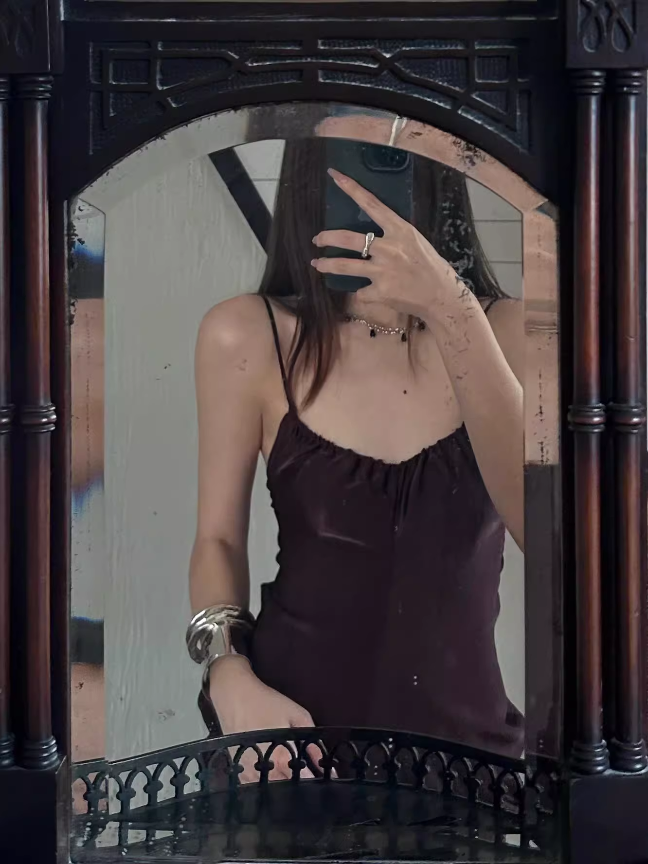 Robe de bal fourreau chic en satin chocolat à fines bretelles et fronces DP7100