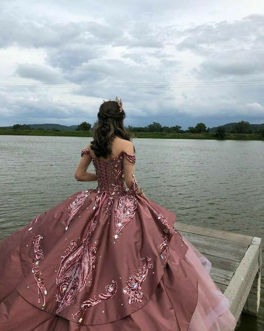 Elegantes, schulterfreies A-Linien-Ballkleid mit rosa Stickerei für Sweet 16 Quinceanera, Geburtstagskleid, Abendkleid, Ballkleid DP6525