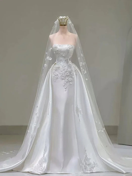 Elegantes trägerloses A-Linien-Brautkleid aus Satin mit 3D-Blumenschleier aus Tüll, Modell DP7054